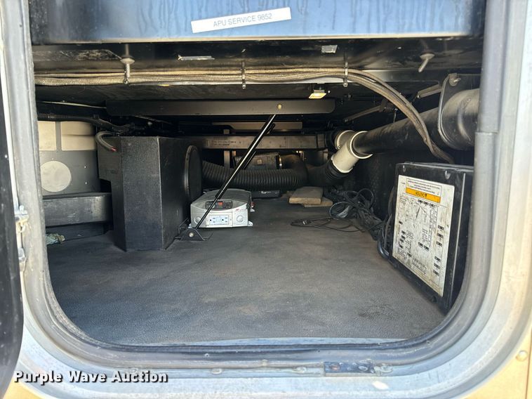 image for item DV1921 2018 Peterbilt 579 semi truck