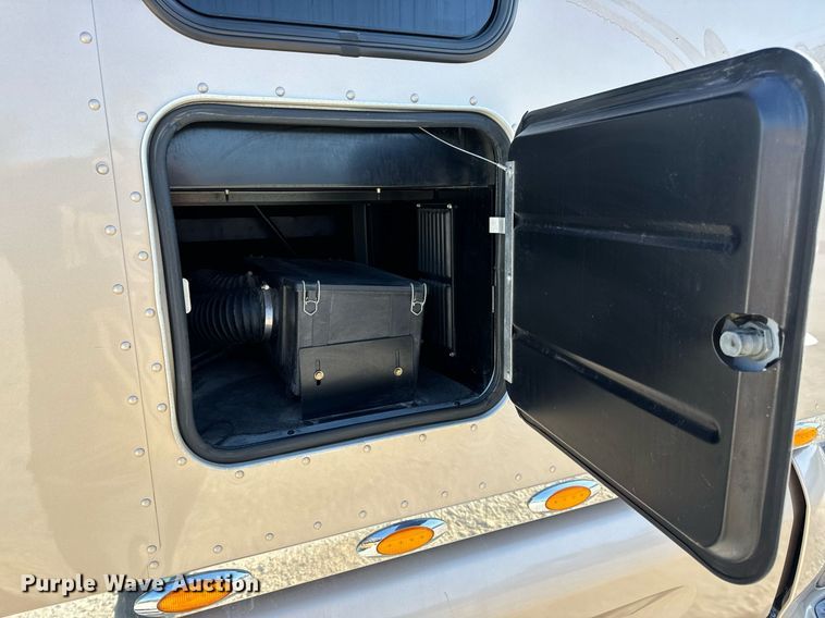 image for item DV1921 2018 Peterbilt 579 semi truck