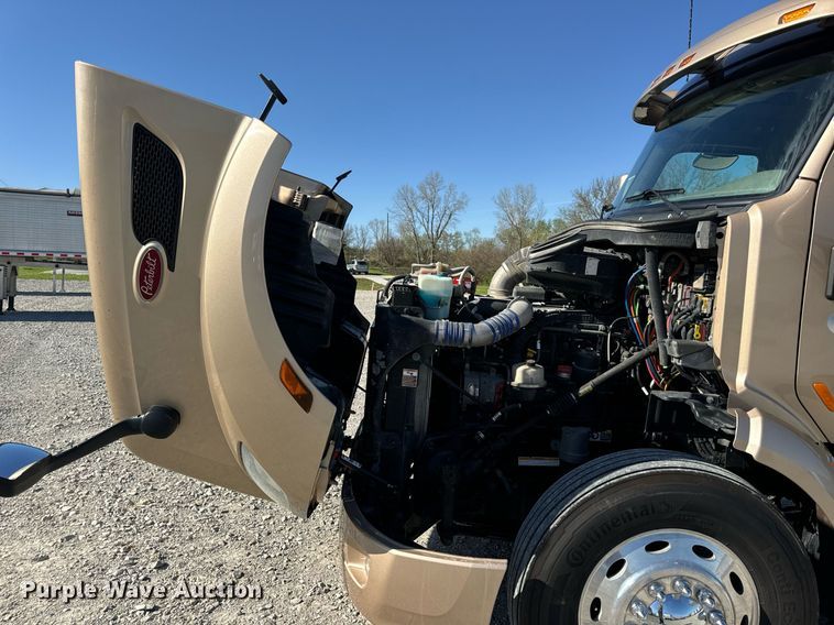 image for item DV1921 2018 Peterbilt 579 semi truck