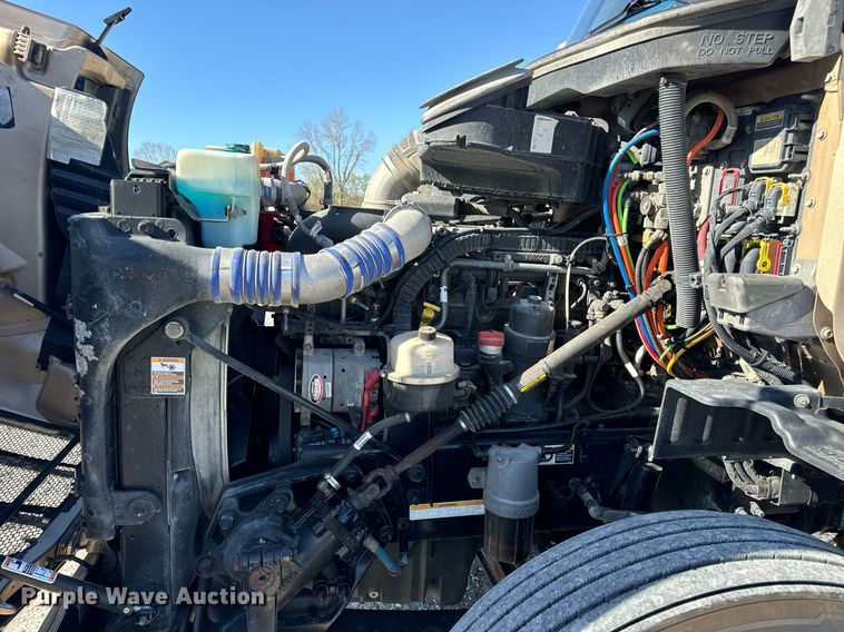 image for item DV1921 2018 Peterbilt 579 semi truck