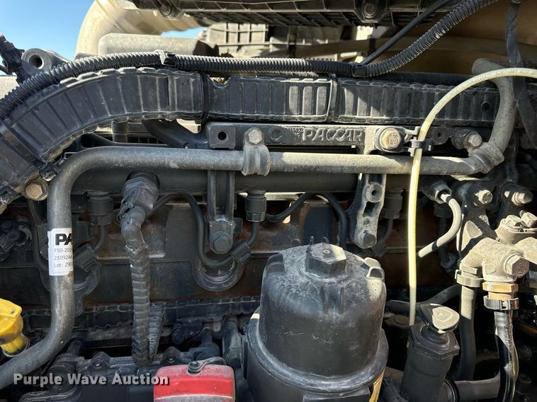 image for item DV1921 2018 Peterbilt 579 semi truck