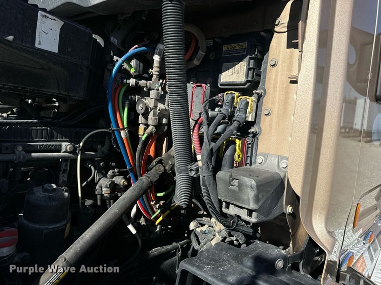 image for item DV1921 2018 Peterbilt 579 semi truck