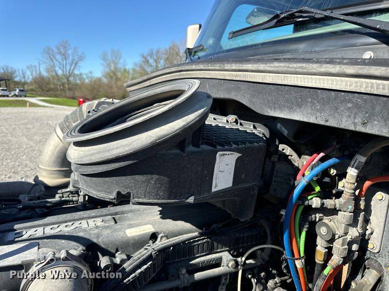 image for item DV1921 2018 Peterbilt 579 semi truck