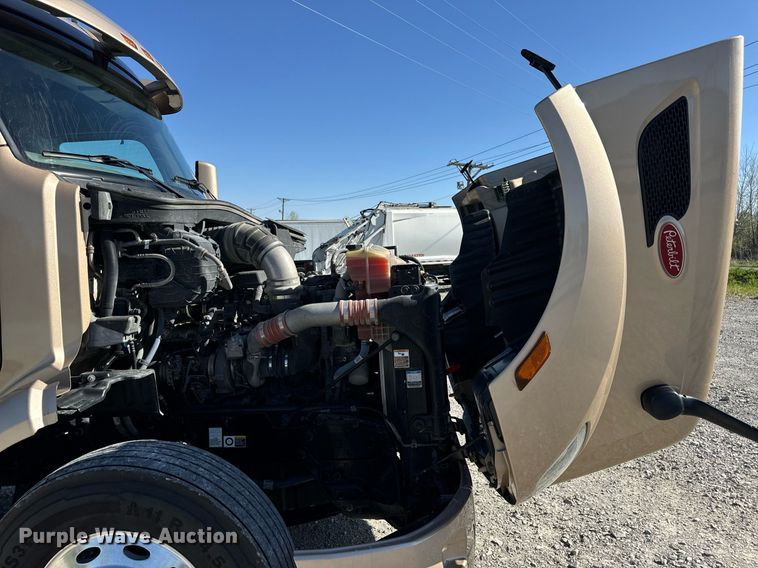 image for item DV1921 2018 Peterbilt 579 semi truck