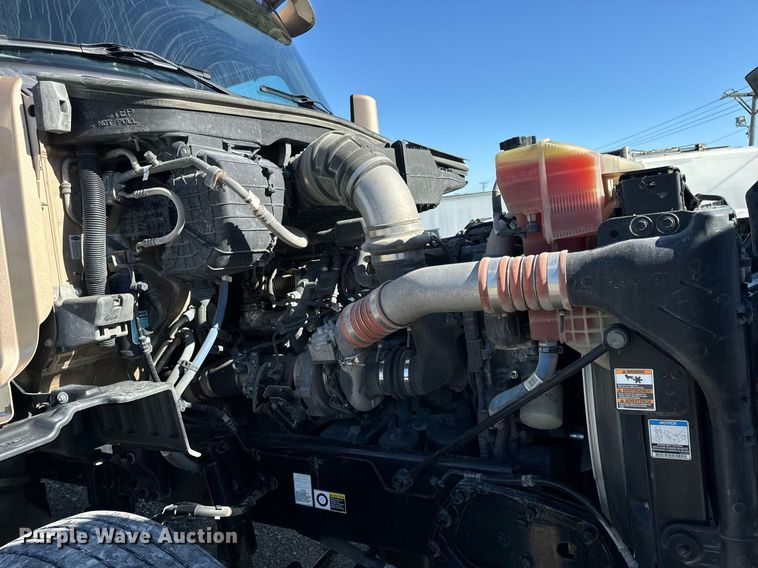 image for item DV1921 2018 Peterbilt 579 semi truck