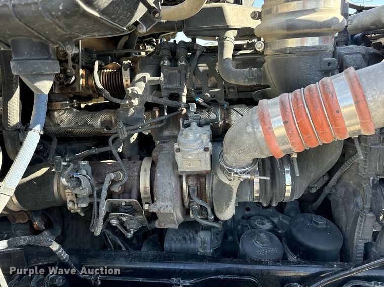 image for item DV1921 2018 Peterbilt 579 semi truck