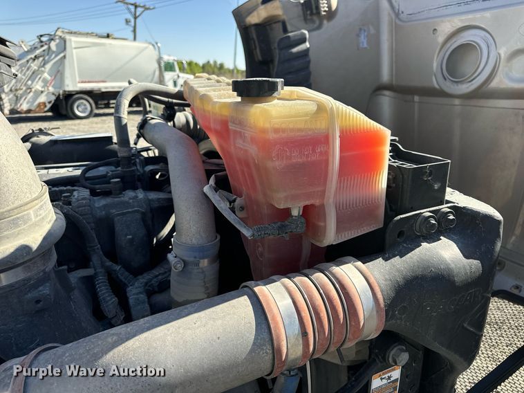 image for item DV1921 2018 Peterbilt 579 semi truck