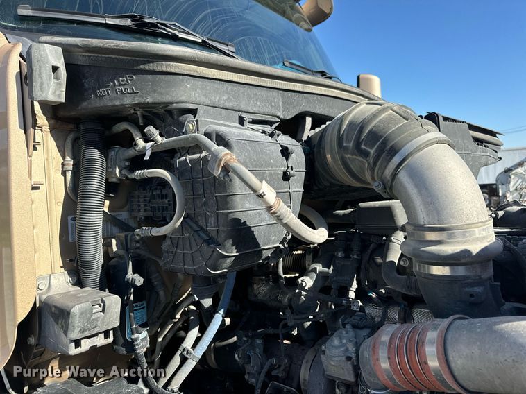 image for item DV1921 2018 Peterbilt 579 semi truck