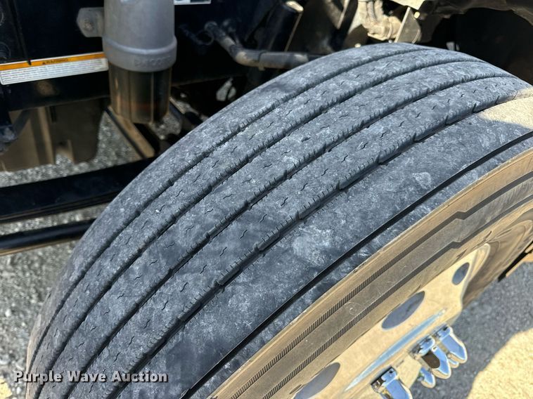 image for item DV1921 2018 Peterbilt 579 semi truck