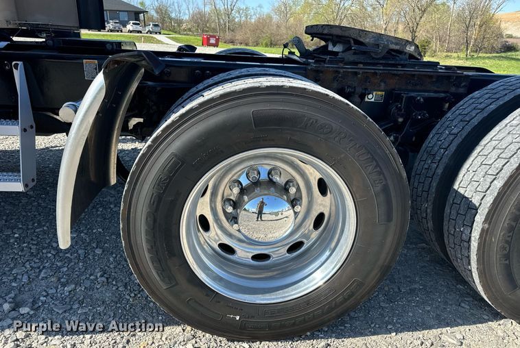 image for item DV1921 2018 Peterbilt 579 semi truck