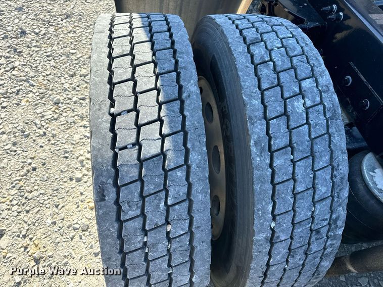 image for item DV1921 2018 Peterbilt 579 semi truck