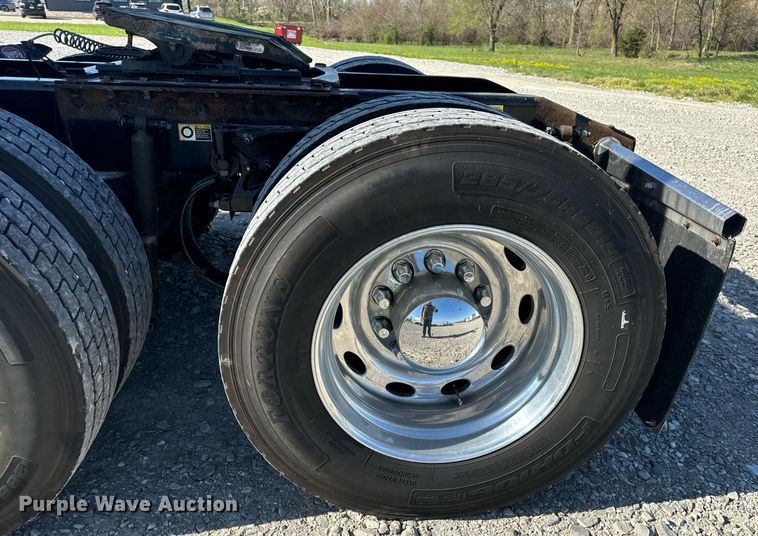 image for item DV1921 2018 Peterbilt 579 semi truck