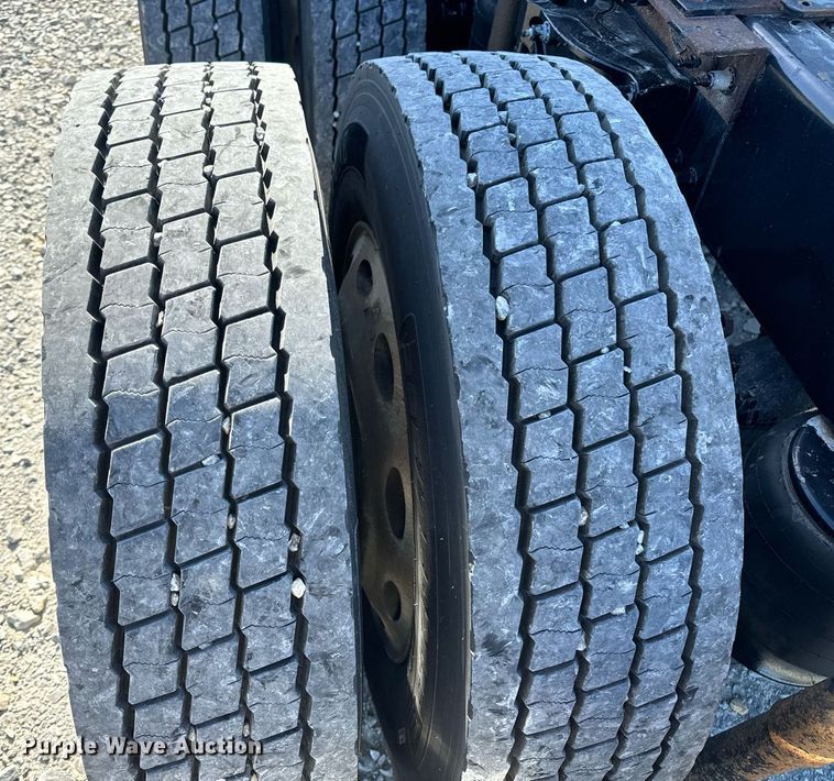 image for item DV1921 2018 Peterbilt 579 semi truck