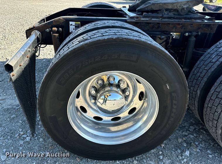 image for item DV1921 2018 Peterbilt 579 semi truck