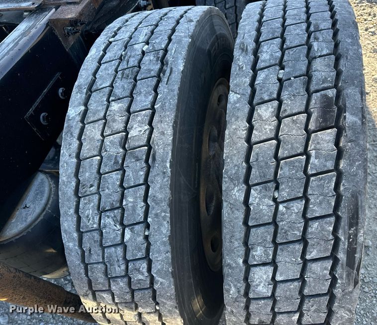 image for item DV1921 2018 Peterbilt 579 semi truck