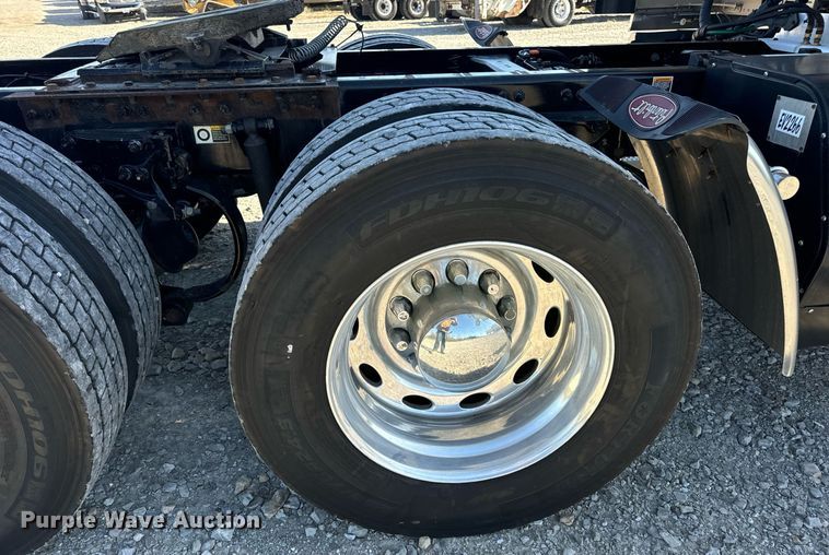 image for item DV1921 2018 Peterbilt 579 semi truck