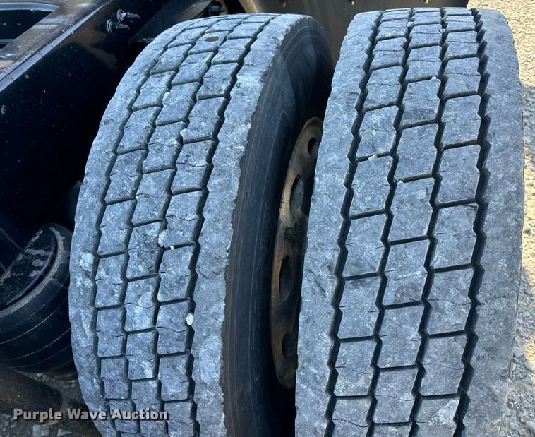 image for item DV1921 2018 Peterbilt 579 semi truck