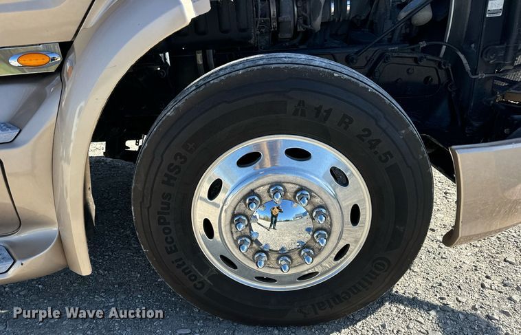 image for item DV1921 2018 Peterbilt 579 semi truck