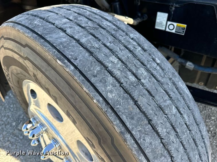 image for item DV1921 2018 Peterbilt 579 semi truck