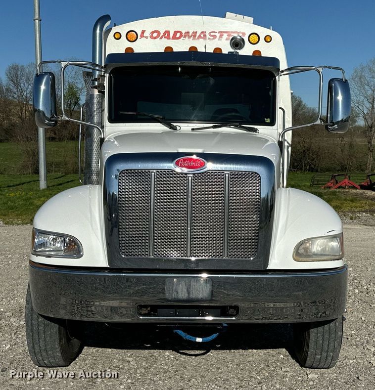 image for item DV1922 2017 Peterbilt 337 refuse truck