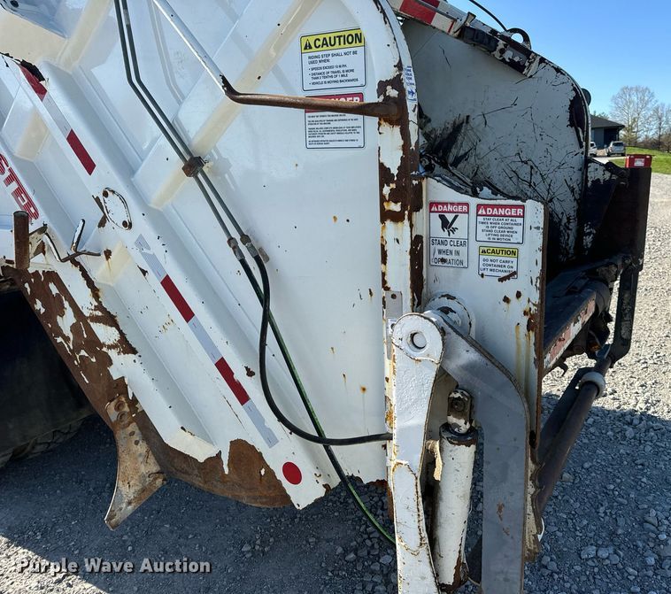 image for item DV1922 2017 Peterbilt 337 refuse truck