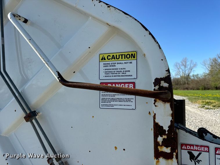 image for item DV1922 2017 Peterbilt 337 refuse truck