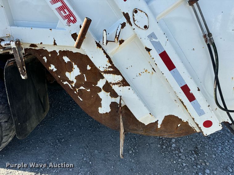 image for item DV1922 2017 Peterbilt 337 refuse truck