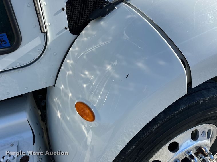 image for item DV1922 2017 Peterbilt 337 refuse truck