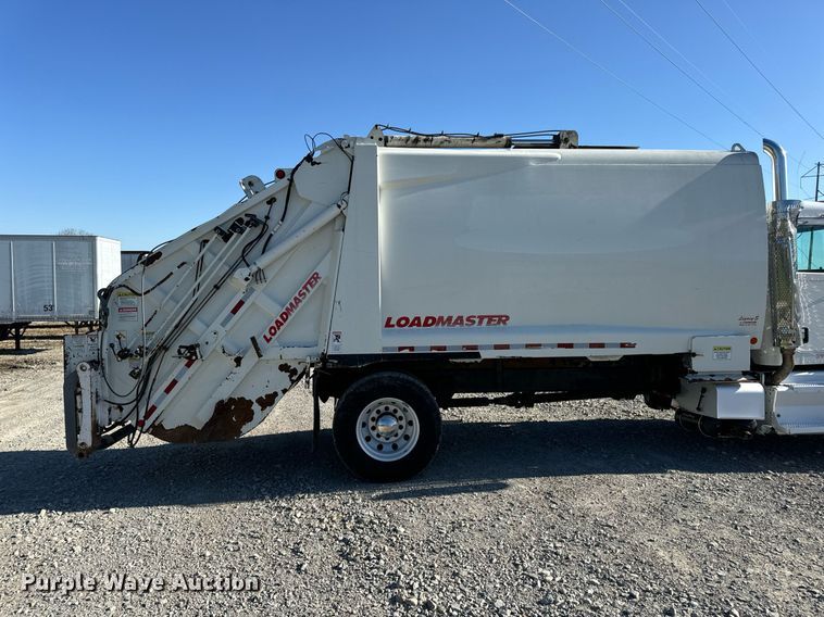 image for item DV1922 2017 Peterbilt 337 refuse truck