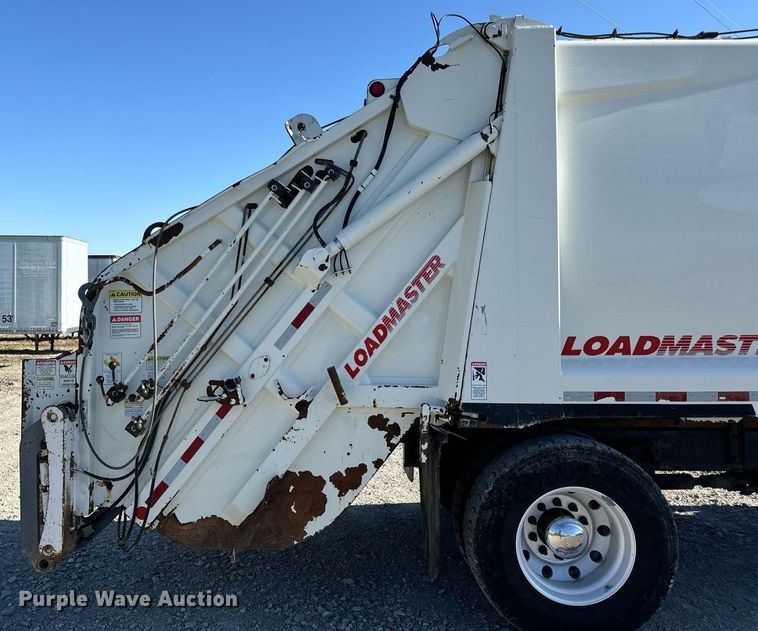 image for item DV1922 2017 Peterbilt 337 refuse truck