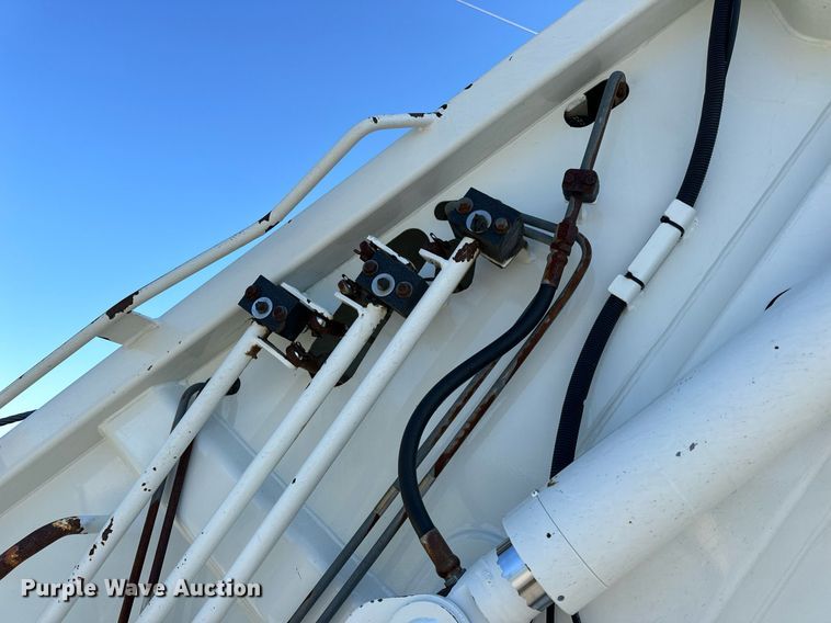 image for item DV1922 2017 Peterbilt 337 refuse truck