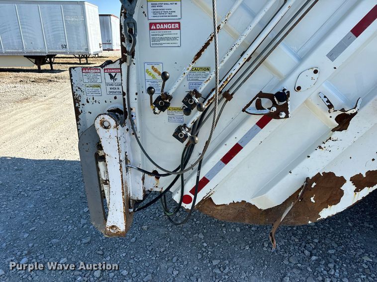 image for item DV1922 2017 Peterbilt 337 refuse truck