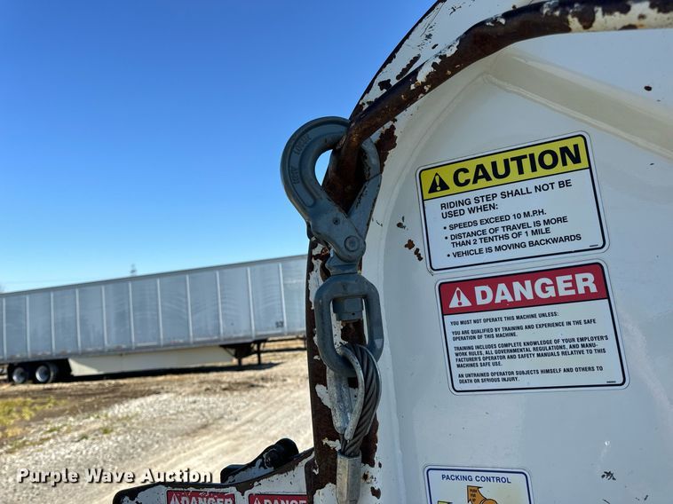 image for item DV1922 2017 Peterbilt 337 refuse truck