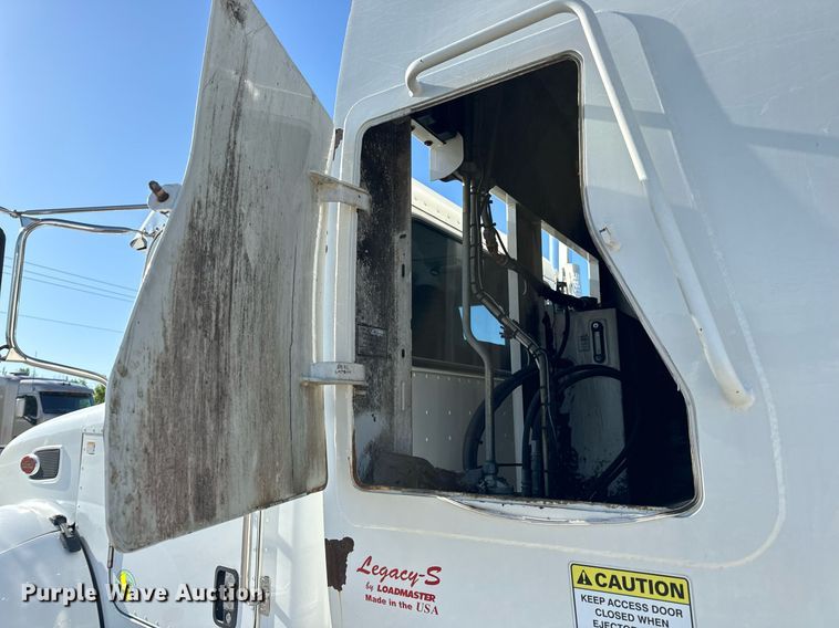 image for item DV1922 2017 Peterbilt 337 refuse truck