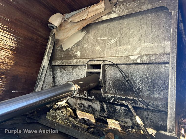 image for item DV1922 2017 Peterbilt 337 refuse truck