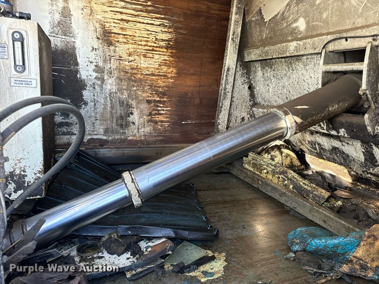 image for item DV1922 2017 Peterbilt 337 refuse truck