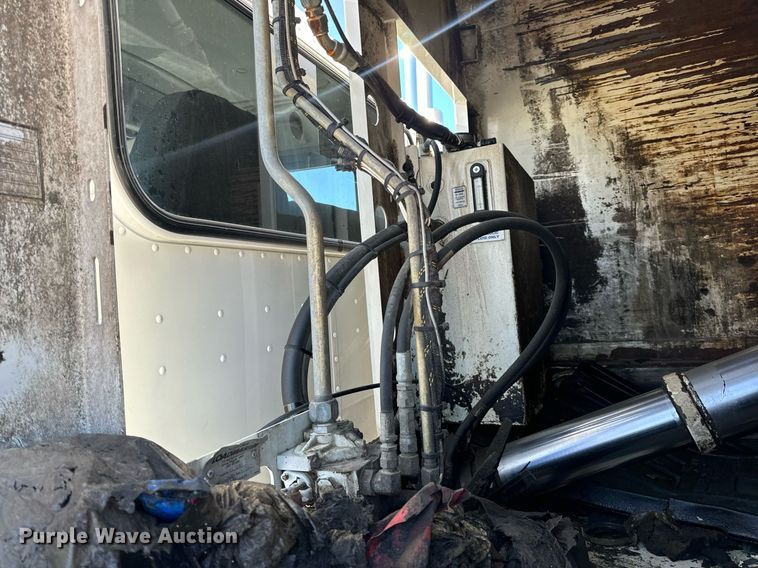 image for item DV1922 2017 Peterbilt 337 refuse truck