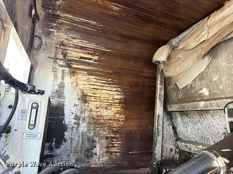 image for item DV1922 2017 Peterbilt 337 refuse truck