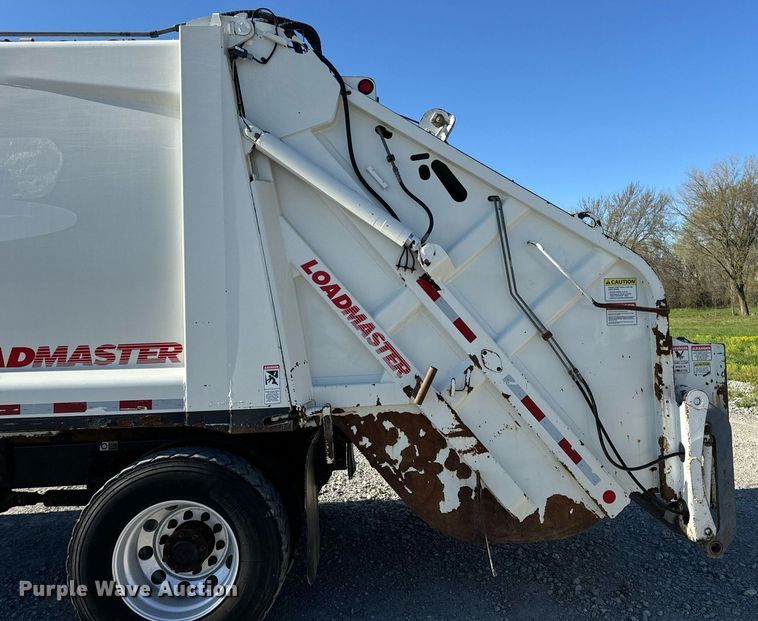 image for item DV1922 2017 Peterbilt 337 refuse truck