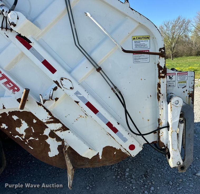 image for item DV1922 2017 Peterbilt 337 refuse truck