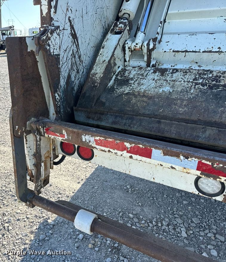 image for item DV1922 2017 Peterbilt 337 refuse truck