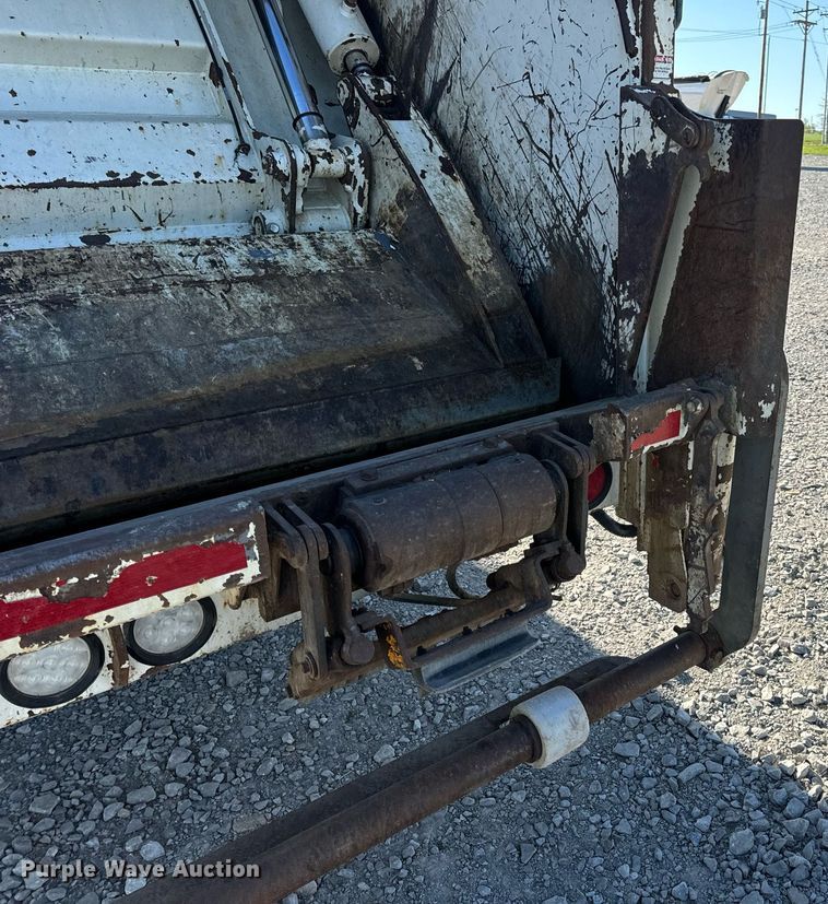 image for item DV1922 2017 Peterbilt 337 refuse truck