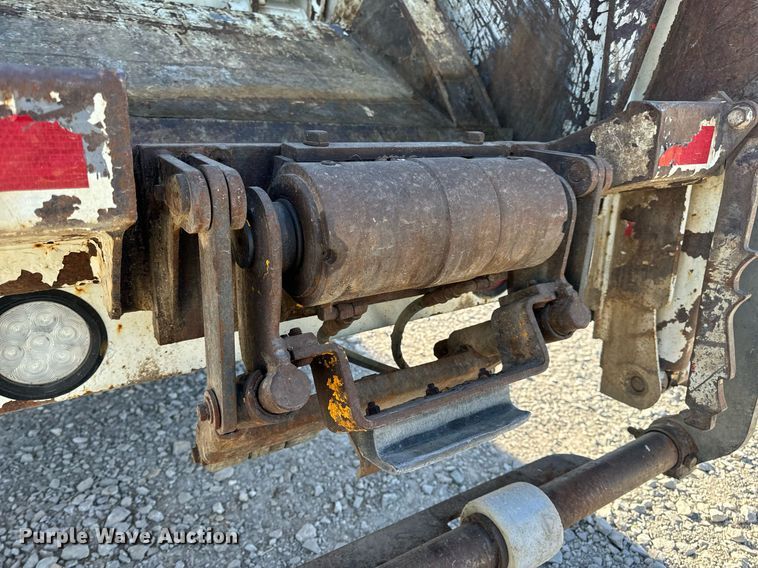 image for item DV1922 2017 Peterbilt 337 refuse truck