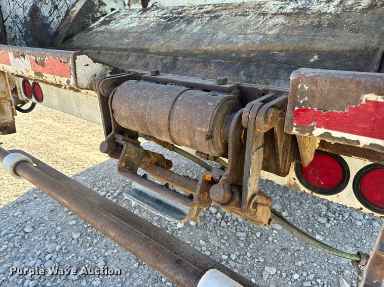 image for item DV1922 2017 Peterbilt 337 refuse truck