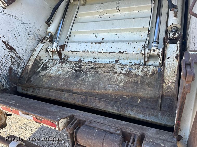 image for item DV1922 2017 Peterbilt 337 refuse truck