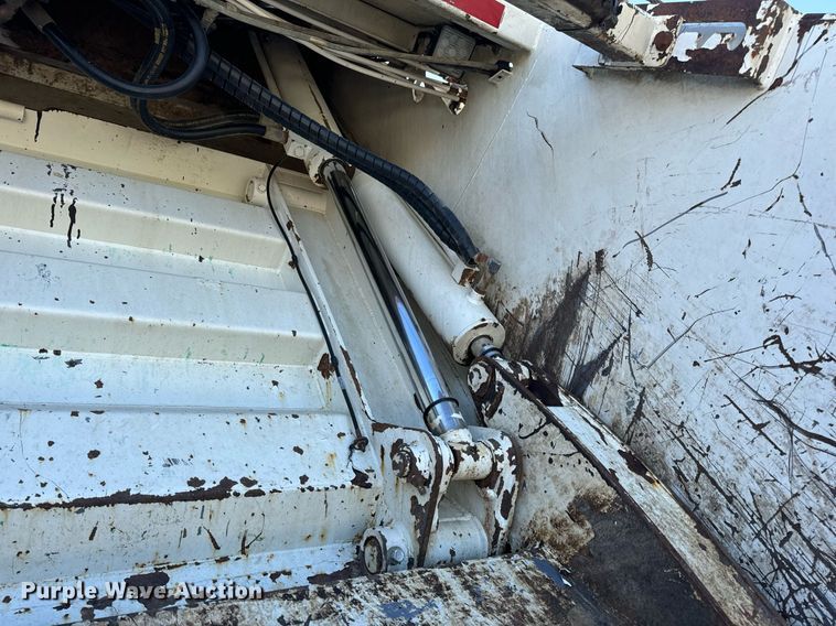 image for item DV1922 2017 Peterbilt 337 refuse truck