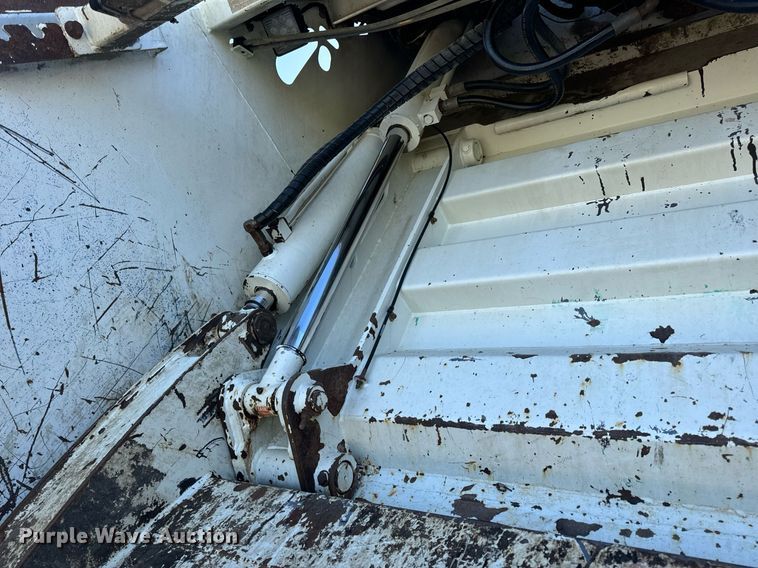 image for item DV1922 2017 Peterbilt 337 refuse truck