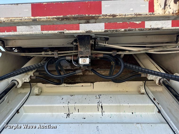 image for item DV1922 2017 Peterbilt 337 refuse truck