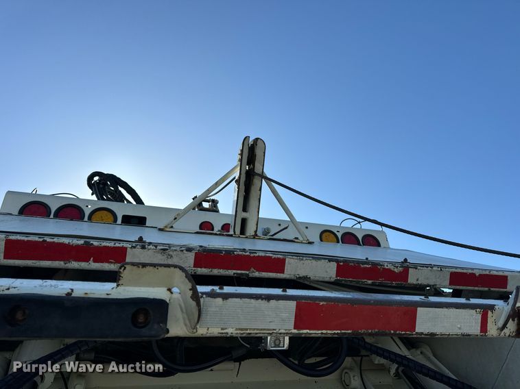 image for item DV1922 2017 Peterbilt 337 refuse truck