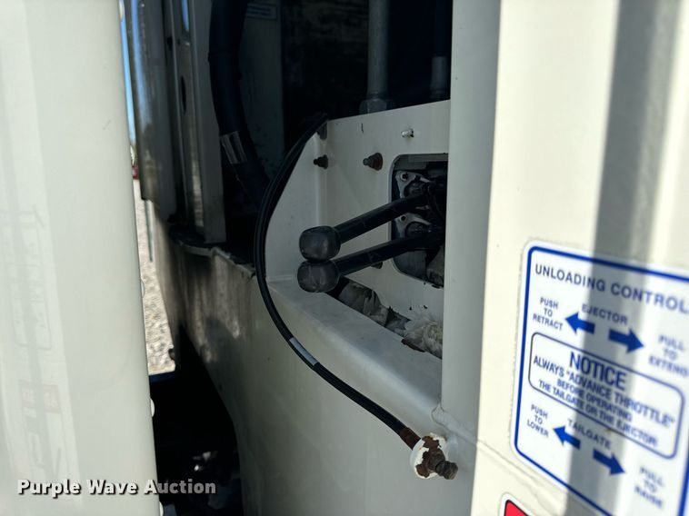 image for item DV1922 2017 Peterbilt 337 refuse truck